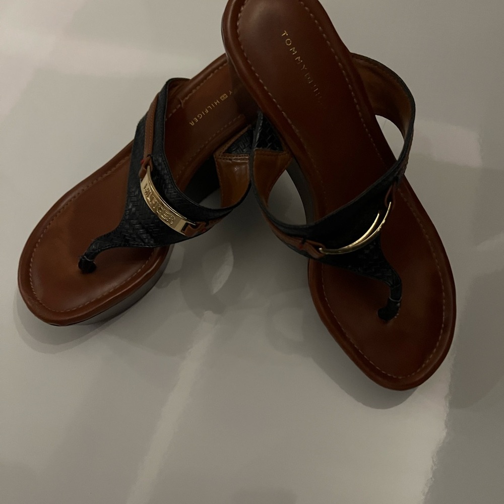 EUC Tommy Hilfiger wedge sandals size 6